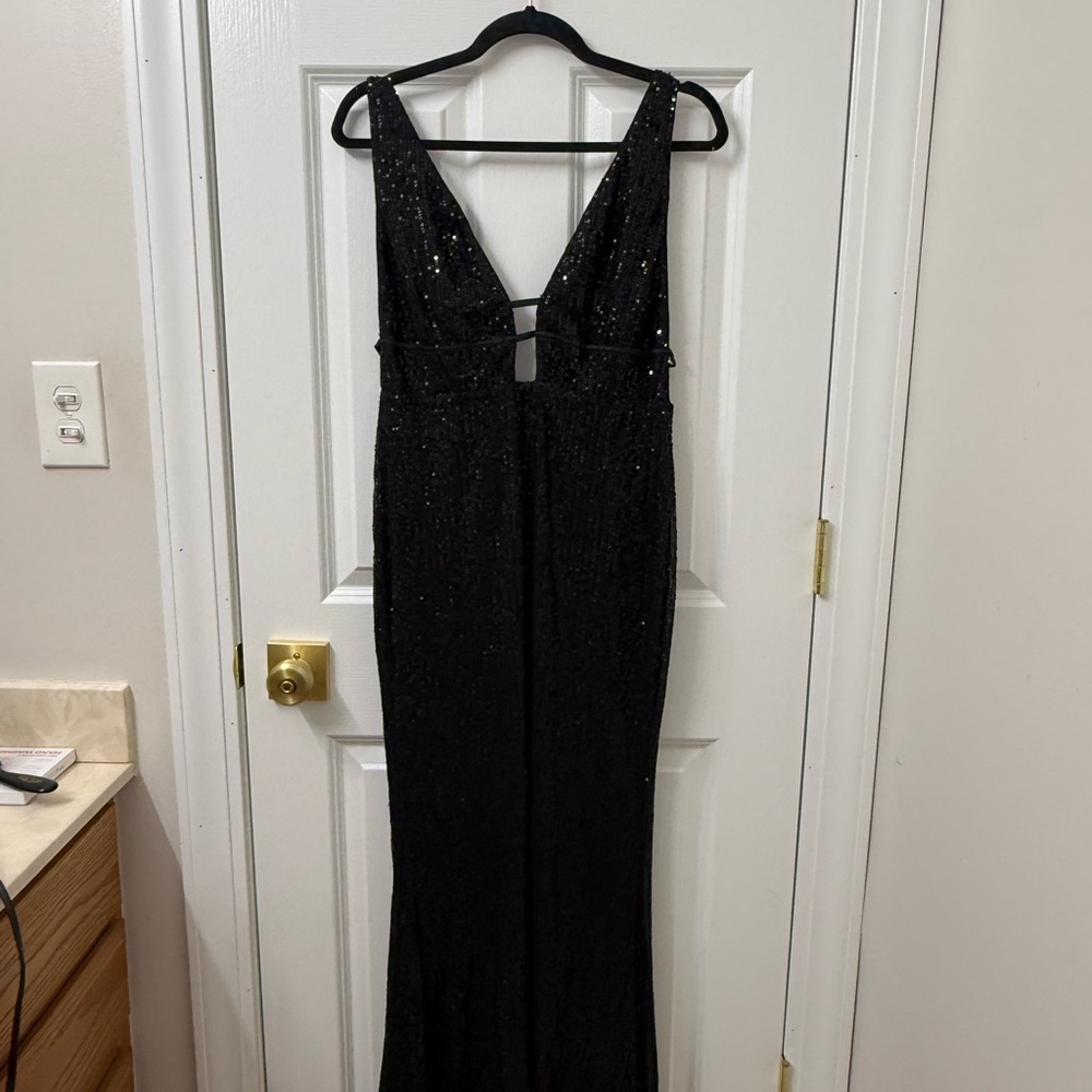 Chic Black Backless Evening Dress